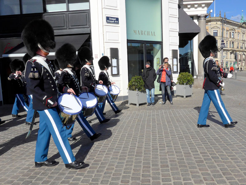 81__2014_03_15__den_kongelige_livgarde__stroeget__kongens_nytorv