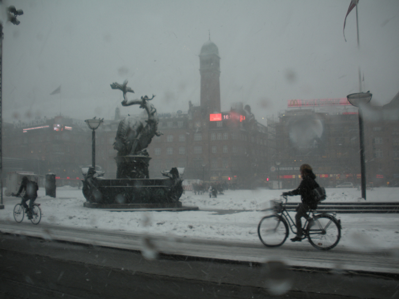 06__2010_02_18_1614__kopenhagen__rathausplatz__snowbiking